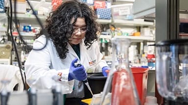 Leslie Bustamante in lab
